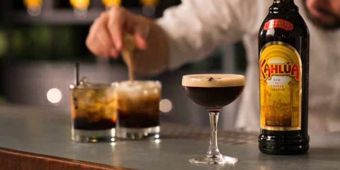 Делаем различные коктейли с ликерами