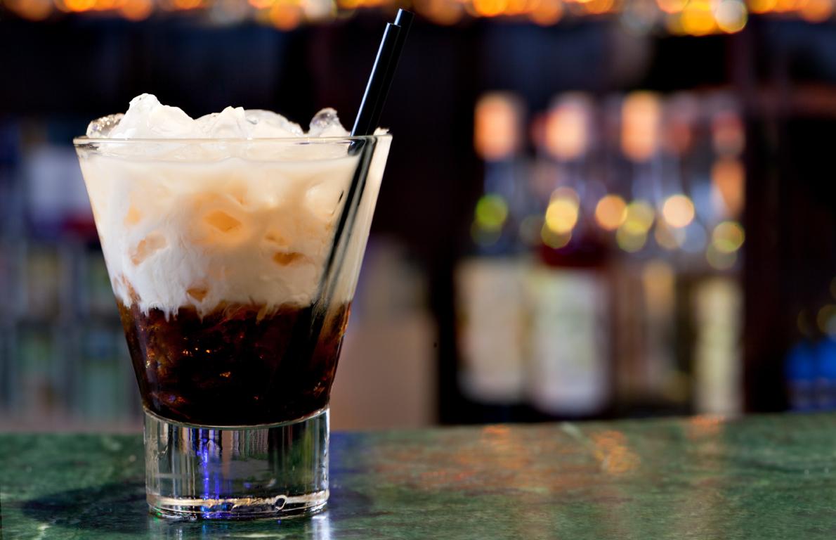 Делаем различные коктейли с ликерами