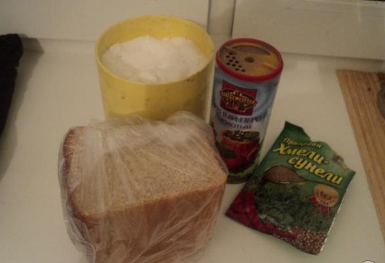 Сухарики с чесноком в духовке