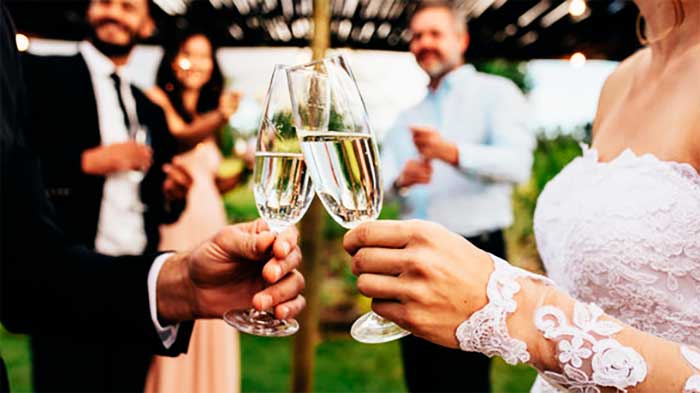 Как появилась традиция чокаться