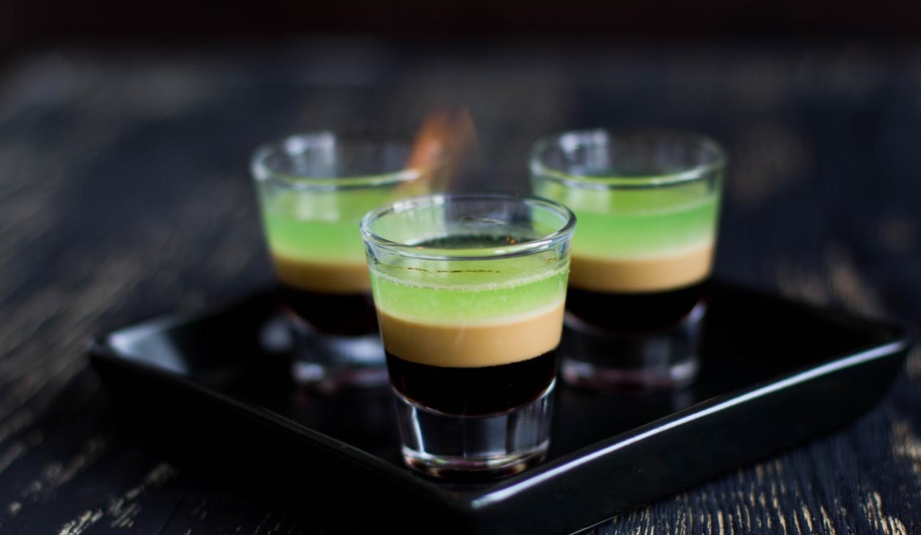 Делаем различные коктейли с ликерами