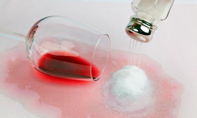 Эффективно отстирываем вино