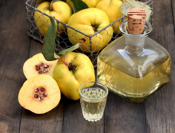 Как приготовить настойку из айвы на самогоне и водке