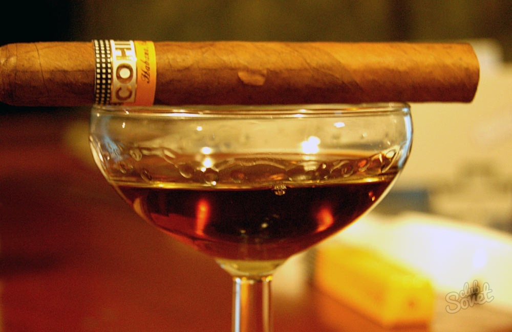 ром из самогона в бокале и сигара