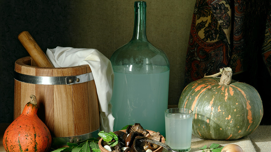 самогон в бутылке на столе