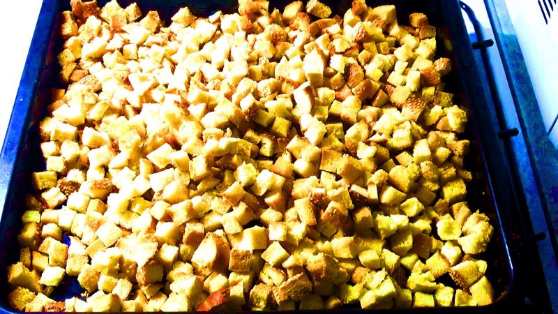 Сухарики с чесноком в духовке