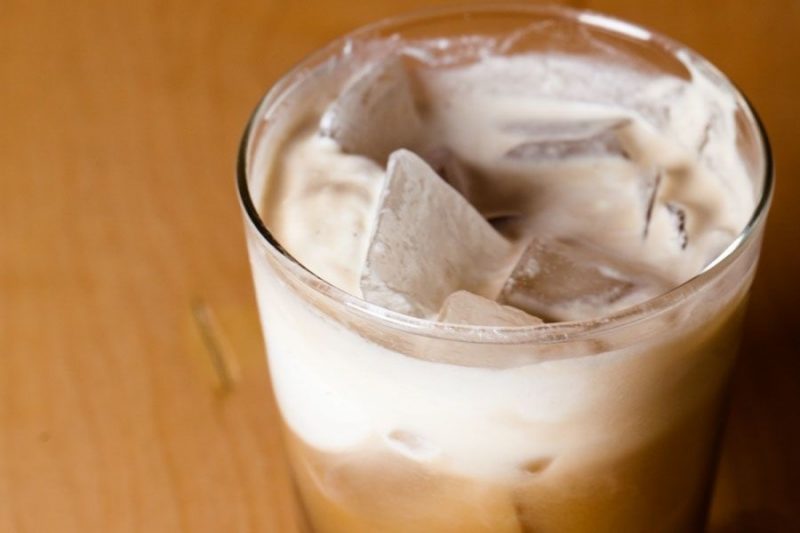 Изготовление коктейля Белый русский