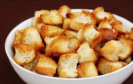 Сухарики с чесноком в духовке