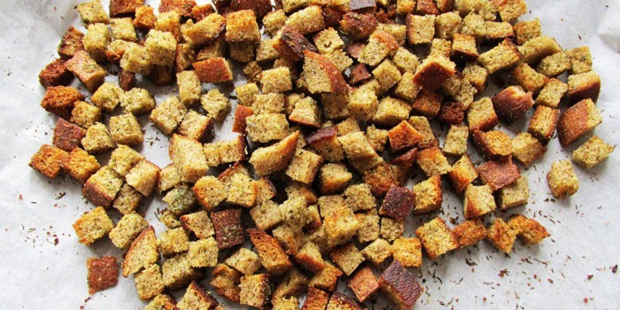 Сухарики с чесноком в духовке