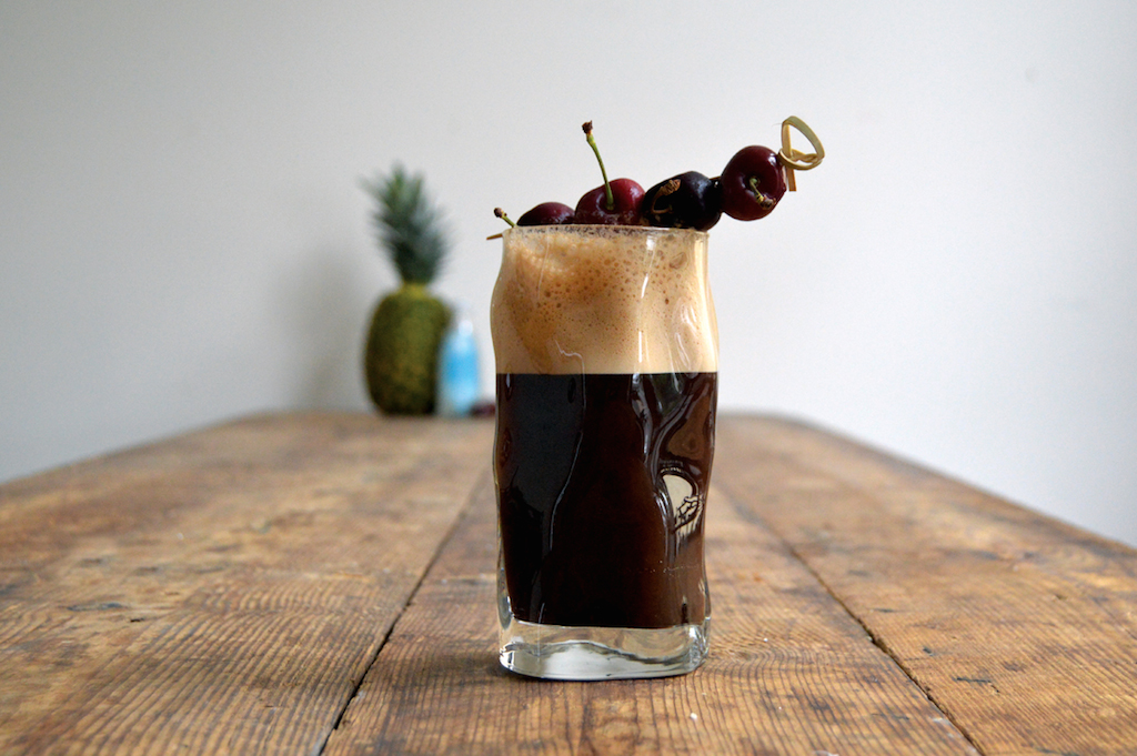 Делаем различные коктейли с ликерами