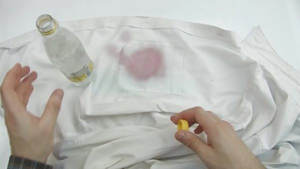 Эффективно отстирываем вино