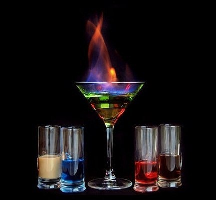 Делаем различные коктейли с ликерами