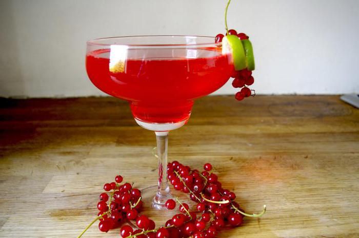 Настойка из смородины в бокале