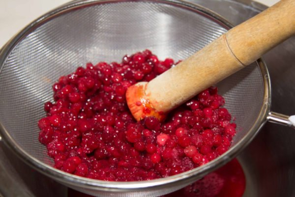 Готовим настойку из брусники