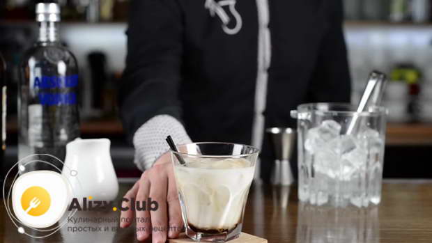 Изготовление коктейля Белый русский