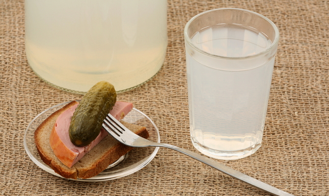 Способы очистки самогона молоком