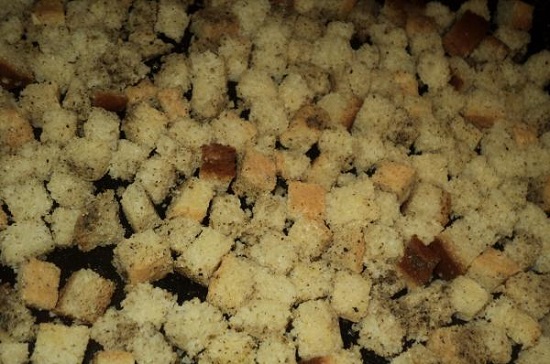 Сухарики с чесноком в духовке