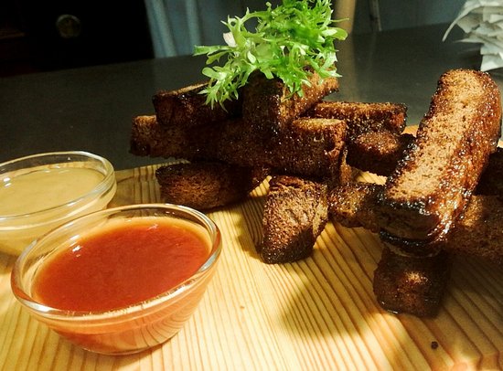 Сухарики с чесноком в духовке