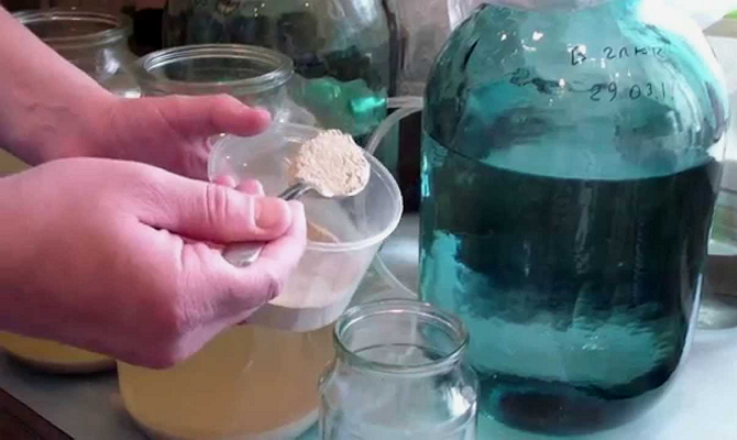 Способы очистки самогона молоком