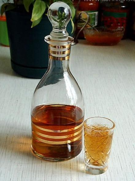коньяк на самогоне в бутылке и рюмке на столе