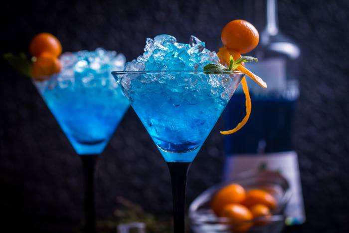 Делаем различные коктейли с ликерами