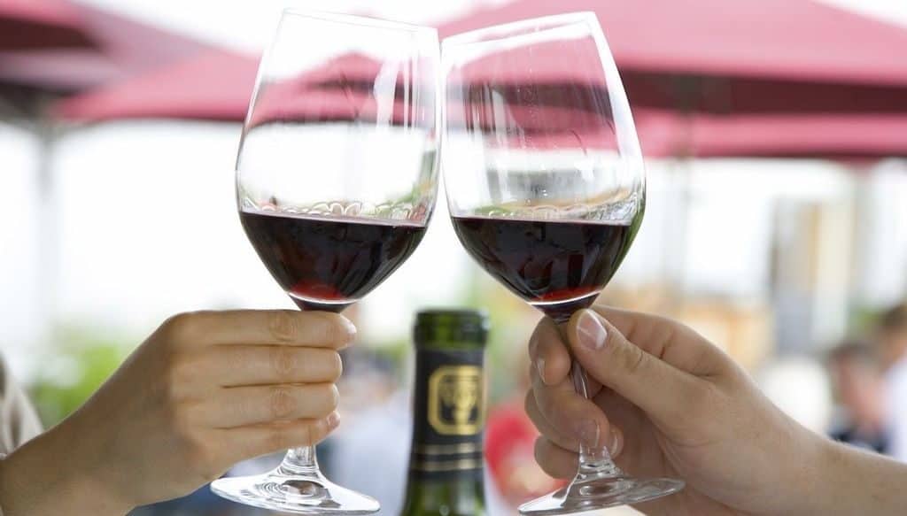 Как появилась традиция чокаться