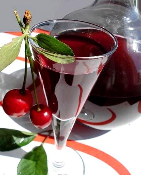 вишня на самогоне на столе в рюмке