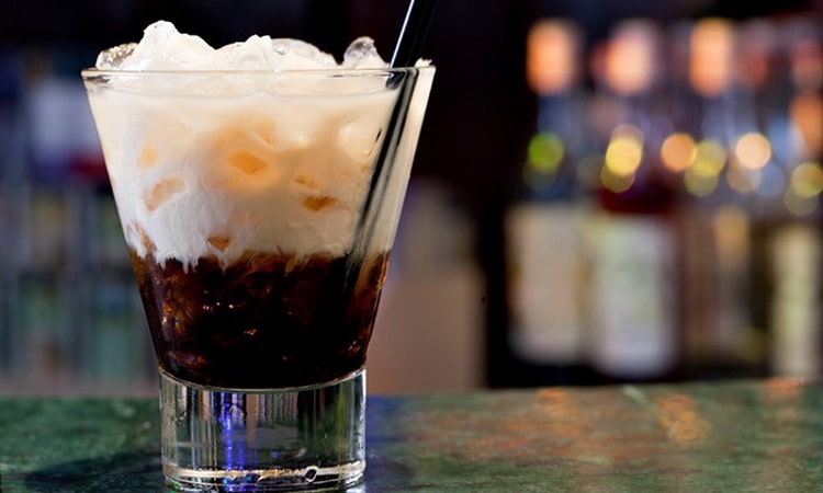 Изготовление коктейля Белый русский