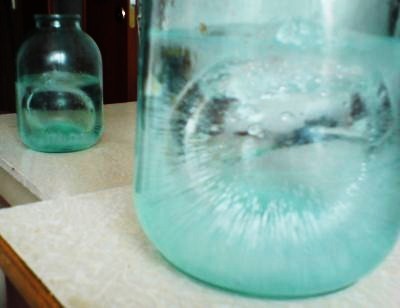 замерзшая жидкость в банке