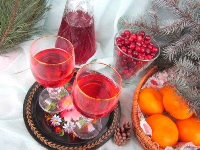 Наливка из клюквы на столе в бокалах